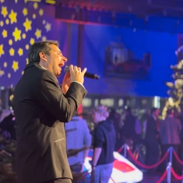 Musiker buchen Österreich Entertainer im Smoking Outfit singt bei Weihnachtsfeier